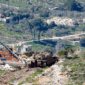 Sebuah tank tempur utama Merkava Mark IV milik tentara Israel ditempatkan di sebuah posisi di sepanjang perbatasan antara Israel utara dan Lebanon selatan, Selasa (3/3/2026). Foto: Jalaa Marey/AFP
