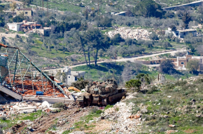 Sebuah tank tempur utama Merkava Mark IV milik tentara Israel ditempatkan di sebuah posisi di sepanjang perbatasan antara Israel utara dan Lebanon selatan, Selasa (3/3/2026). Foto: Jalaa Marey/AFP