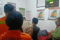 – Petugas SAR gabungan mengevakuasi jenazah Rafi Rapa Maulana (13), remaja asal Pekanbaru yang ditemukan meninggal dunia usai hanyut saat mandi di Pantai Gasan Gadang,