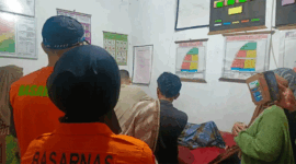 – Petugas SAR gabungan mengevakuasi jenazah Rafi Rapa Maulana (13), remaja asal Pekanbaru yang ditemukan meninggal dunia usai hanyut saat mandi di Pantai Gasan Gadang,