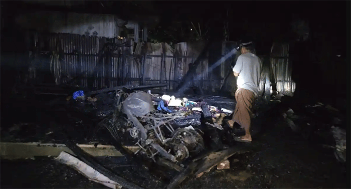 Warga mendatangi lokasi kebakaran yang telah padam pada Senin (29/6/2026) malam. Seorang kakek berusia 70 tahun meninggal dunia pada kebakaran yang terjadi Senin sore di Dusun Tepian Danto, Kabupaten Bungo. 