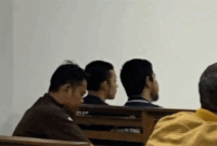 Dua terdakwa kasus rudapaksa di Padepokan Silat DPMA, Husni Mubarok dan Heri, saat duduk menjelang sidang pemeriksaan saksi. Keduanya dikeluarkan dari ruang sidang tertutup di Pengadilan Negeri Jambi