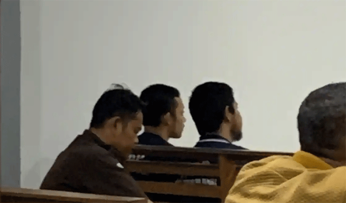 Dua terdakwa kasus rudapaksa di Padepokan Silat DPMA, Husni Mubarok dan Heri, saat duduk menjelang sidang pemeriksaan saksi. Keduanya dikeluarkan dari ruang sidang tertutup di Pengadilan Negeri Jambi