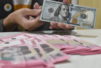 Petugas menyusun yang dolar AS dan rupiah di Bank Syariah Indonesia (BSI), Bekasi, Jawa Barat, Jumat (21/2/2025). Nilai tukar rupiah (kurs) pada pembukaan perdagangan hari Jumat (21/2). Foto: ANTARA FOTO/ Fakhri Hermansyah