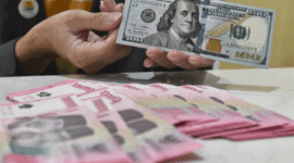Petugas menyusun yang dolar AS dan rupiah di Bank Syariah Indonesia (BSI), Bekasi, Jawa Barat, Jumat (21/2/2025). Nilai tukar rupiah (kurs) pada pembukaan perdagangan hari Jumat (21/2). Foto: ANTARA FOTO/ Fakhri Hermansyah
