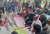 Sekira 200 orang pendemo dari Forum Tolak Zona Merah Kota Jambi dialog di kantor DPRD Kota Jambi, Selasa (2/6). Mereka menuntut pencabutan status zona merah. 
