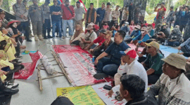 Sekira 200 orang pendemo dari Forum Tolak Zona Merah Kota Jambi dialog di kantor DPRD Kota Jambi, Selasa (2/6). Mereka menuntut pencabutan status zona merah. 