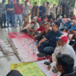 Sekira 200 orang pendemo dari Forum Tolak Zona Merah Kota Jambi dialog di kantor DPRD Kota Jambi, Selasa (2/6). Mereka menuntut pencabutan status zona merah. 