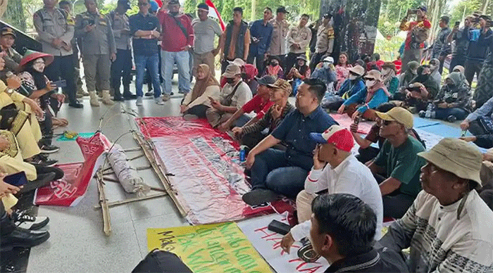Sekira 200 orang pendemo dari Forum Tolak Zona Merah Kota Jambi dialog di kantor DPRD Kota Jambi, Selasa (2/6). Mereka menuntut pencabutan status zona merah. 