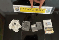Penampakan terduga pelaku penyalahgunaan narkotika, IR (37) saat berada di Mapolres Agam, Senin (1/6/2026). Kasat Resnarkoba Polres Agam, IPTU Irfan Leo Dinata sebut terduga pelaku diamankan dengan barang bukti satu paket sabu dalam kotak rokok. 
