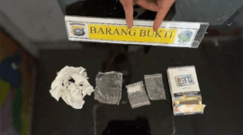 Penampakan terduga pelaku penyalahgunaan narkotika, IR (37) saat berada di Mapolres Agam, Senin (1/6/2026). Kasat Resnarkoba Polres Agam, IPTU Irfan Leo Dinata sebut terduga pelaku diamankan dengan barang bukti satu paket sabu dalam kotak rokok. 