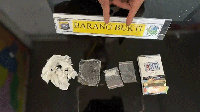 Penampakan terduga pelaku penyalahgunaan narkotika, IR (37) saat berada di Mapolres Agam, Senin (1/6/2026). Kasat Resnarkoba Polres Agam, IPTU Irfan Leo Dinata sebut terduga pelaku diamankan dengan barang bukti satu paket sabu dalam kotak rokok. 