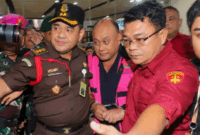Eks Kepala Badan Gizi Nasional Dadan Hindayana mengenakan rompi tahanan usai menjalani pemeriksaan di Kejaksaan Agung, Jakarta, Rabu (3/6/2026). Foto: DIYAH NASUTION/AFP