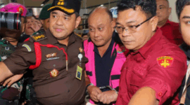 Eks Kepala Badan Gizi Nasional Dadan Hindayana mengenakan rompi tahanan usai menjalani pemeriksaan di Kejaksaan Agung, Jakarta, Rabu (3/6/2026). Foto: DIYAH NASUTION/AFP