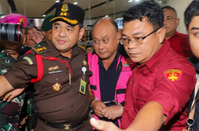 Eks Kepala Badan Gizi Nasional Dadan Hindayana mengenakan rompi tahanan usai menjalani pemeriksaan di Kejaksaan Agung, Jakarta, Rabu (3/6/2026). Foto: DIYAH NASUTION/AFP