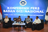 Kepala BGN Nanik S Deyang (dua kiri) didampingi Waka BGN Agustina Arumsari (dua kanan), Waka BGN Mayjen TNI Trenggono (kanan), dan Kabiro Hukum & Humas Khairul Hidayati (kiri) beri keterangan pers di Kantor Pusat BGN, Jakarta, Kamis (4/6/2026). Foto: Fakhri Hermansyah/ANTARA FOTO