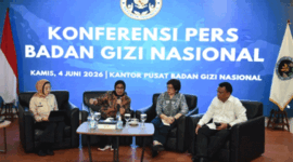 Kepala BGN Nanik S Deyang (dua kiri) didampingi Waka BGN Agustina Arumsari (dua kanan), Waka BGN Mayjen TNI Trenggono (kanan), dan Kabiro Hukum & Humas Khairul Hidayati (kiri) beri keterangan pers di Kantor Pusat BGN, Jakarta, Kamis (4/6/2026). Foto: Fakhri Hermansyah/ANTARA FOTO
