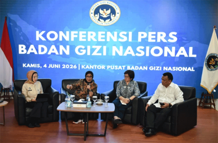 Kepala BGN Nanik S Deyang (dua kiri) didampingi Waka BGN Agustina Arumsari (dua kanan), Waka BGN Mayjen TNI Trenggono (kanan), dan Kabiro Hukum & Humas Khairul Hidayati (kiri) beri keterangan pers di Kantor Pusat BGN, Jakarta, Kamis (4/6/2026). Foto: Fakhri Hermansyah/ANTARA FOTO