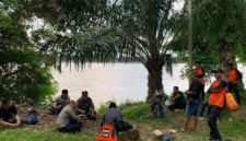 Tim BPBD dan Basarnas Jambi masih melakukan pencarian terhadap pemancing bernama Indra yang diduga tenggelam di Sungai Batang Hari. 