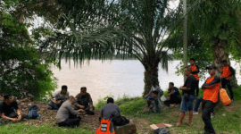 Tim BPBD dan Basarnas Jambi masih melakukan pencarian terhadap pemancing bernama Indra yang diduga tenggelam di Sungai Batang Hari. 