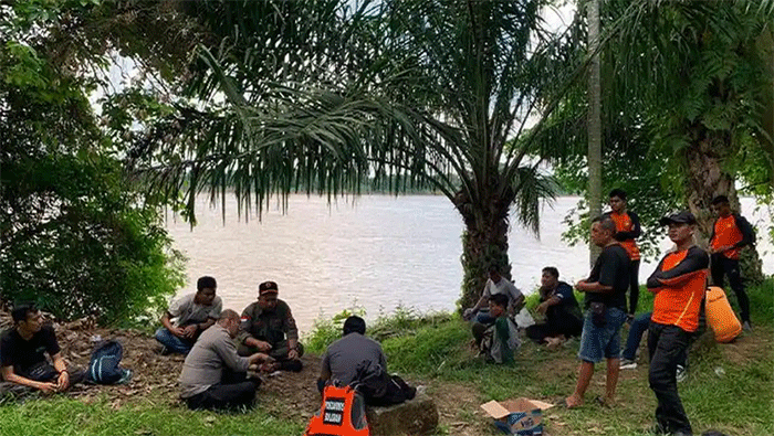 Tim BPBD dan Basarnas Jambi masih melakukan pencarian terhadap pemancing bernama Indra yang diduga tenggelam di Sungai Batang Hari. 