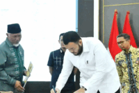 Wali Kota Padang, Fadly Amran, menandatangani dokumen kesepakatan dalam sebuah kegiatan resmi di Kota Padang, Kamis (4/6/2026). Penandatanganan tersebut disaksikan sejumlah pejabat dan pemangku kepentingan sebagai bagian dari komitmen memperkuat sinergi serta tata kelola pemerintahan yang transparan dan akuntabel.