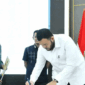 Wali Kota Padang, Fadly Amran, menandatangani dokumen kesepakatan dalam sebuah kegiatan resmi di Kota Padang, Kamis (4/6/2026). Penandatanganan tersebut disaksikan sejumlah pejabat dan pemangku kepentingan sebagai bagian dari komitmen memperkuat sinergi serta tata kelola pemerintahan yang transparan dan akuntabel.