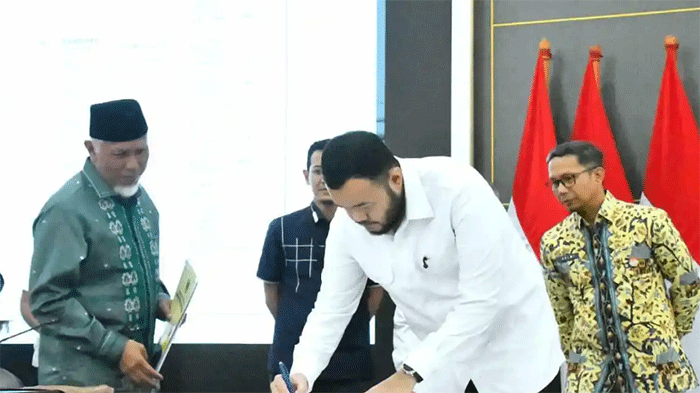 Wali Kota Padang, Fadly Amran, menandatangani dokumen kesepakatan dalam sebuah kegiatan resmi di Kota Padang, Kamis (4/6/2026). Penandatanganan tersebut disaksikan sejumlah pejabat dan pemangku kepentingan sebagai bagian dari komitmen memperkuat sinergi serta tata kelola pemerintahan yang transparan dan akuntabel.