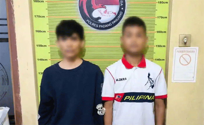 Dua pemuda berinisial MAB (22) dan MZ (26) diringkus Satuan Reserse Narkoba Polres Padang Panjang 