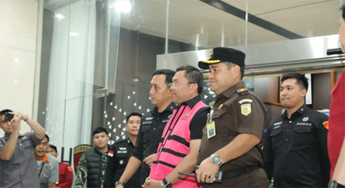 Wakil Kepala BGN Sony Sonjaya jadi tersangka dalam kasus dugaan korupsi tata kelola program Makan Bergizi Gratis (MBG) periode 2025-2026. (Foto: Kejagung)