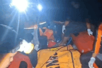 Tim SAR Gabungan mengevakuasi jasad korban hanyut di Sungai Batang Sangir, Kabupaten Solok Selatan, Selasa (2/6/2026) dini hari. Korban bernama Sutrisno (58) ditemukan dalam kondisi meninggal dunia setelah empat hari pencarian dan selanjutnya dibawa ke rumah duka untuk diserahkan kepada pihak keluarga. 