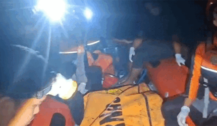 Tim SAR Gabungan mengevakuasi jasad korban hanyut di Sungai Batang Sangir, Kabupaten Solok Selatan, Selasa (2/6/2026) dini hari. Korban bernama Sutrisno (58) ditemukan dalam kondisi meninggal dunia setelah empat hari pencarian dan selanjutnya dibawa ke rumah duka untuk diserahkan kepada pihak keluarga.