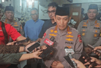 Kapolri Jenderal Listyo Sigit saat mendatangi kediaman Almarhumah Meriyati Hoegeng di Perumahan Pesona Khayangan, Depok, Jawa Barat. (Liputan6.com/Dicky Agung Prihanto)