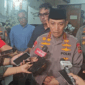 Kapolri Jenderal Listyo Sigit saat mendatangi kediaman Almarhumah Meriyati Hoegeng di Perumahan Pesona Khayangan, Depok, Jawa Barat. (Liputan6.com/Dicky Agung Prihanto)