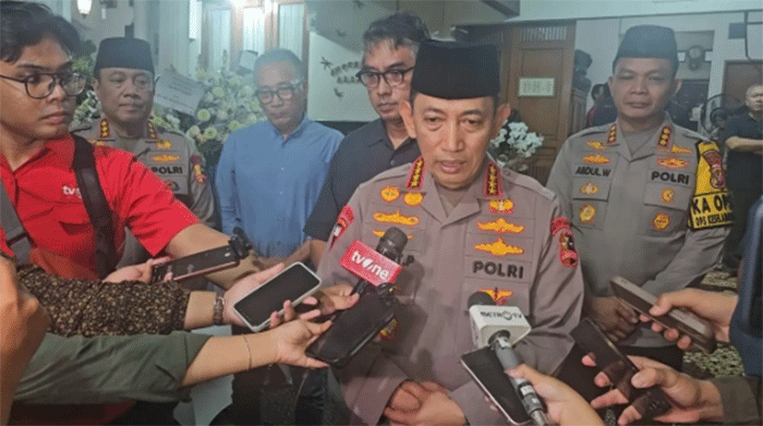 Kapolri Jenderal Listyo Sigit saat mendatangi kediaman Almarhumah Meriyati Hoegeng di Perumahan Pesona Khayangan, Depok, Jawa Barat. (Liputan6.com/Dicky Agung Prihanto)