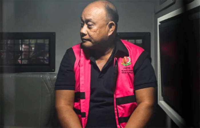 Tersangka dugaan tindak pidana korupsi tata kelola program Makan Bergizi Gratis (MBG) pada Badan Gizi Nasional (BGN) Dadan Hindayana berada di dalam mobil tahanan di Kejaksaan Agung, Jakarta, Rabu (3/6/2026). Foto: M Risyal Hidayat/ANTARA FOTO
