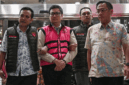 Tersangka kasus dugaan tindak pidana korupsi tata kelola program Makan Bergizi Gratis (MBG), Andri Mulyono (kedua kiri), berjalan menuju mobil tahanan di Kejaksaan Agung, Jakarta, Jumat (12/6/2026). Foto: Fauzan/ANTARA FOTO