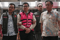 Tersangka kasus dugaan tindak pidana korupsi tata kelola program Makan Bergizi Gratis (MBG), Andri Mulyono (kedua kiri), berjalan menuju mobil tahanan di Kejaksaan Agung, Jakarta, Jumat (12/6/2026). Foto: Fauzan/ANTARA FOTO