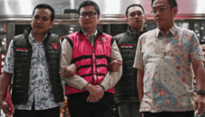 Tersangka kasus dugaan tindak pidana korupsi tata kelola program Makan Bergizi Gratis (MBG), Andri Mulyono (kedua kiri), berjalan menuju mobil tahanan di Kejaksaan Agung, Jakarta, Jumat (12/6/2026). Foto: Fauzan/ANTARA FOTO