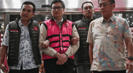 Tersangka kasus dugaan tindak pidana korupsi tata kelola program Makan Bergizi Gratis (MBG), Andri Mulyono (kedua kiri), berjalan menuju mobil tahanan di Kejaksaan Agung, Jakarta, Jumat (12/6/2026). Foto: Fauzan/ANTARA FOTO