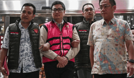 Tersangka kasus dugaan tindak pidana korupsi tata kelola program Makan Bergizi Gratis (MBG), Andri Mulyono (kedua kiri), berjalan menuju mobil tahanan di Kejaksaan Agung, Jakarta, Jumat (12/6/2026). Foto: Fauzan/ANTARA FOTO