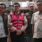 Tersangka kasus dugaan tindak pidana korupsi tata kelola program Makan Bergizi Gratis (MBG), Andri Mulyono (kedua kiri), berjalan menuju mobil tahanan di Kejaksaan Agung, Jakarta, Jumat (12/6/2026). Foto: Fauzan/ANTARA FOTO