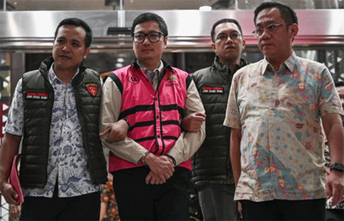 Tersangka kasus dugaan tindak pidana korupsi tata kelola program Makan Bergizi Gratis (MBG), Andri Mulyono (kedua kiri), berjalan menuju mobil tahanan di Kejaksaan Agung, Jakarta, Jumat (12/6/2026). Foto: Fauzan/ANTARA FOTO