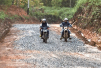Bupati Kerinci Monadi saat Menggunakan Motor Trail Meninjau Pembangunan Jalan Renah Pemetik