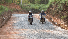 Bupati Kerinci Monadi saat Menggunakan Motor Trail Meninjau Pembangunan Jalan Renah Pemetik