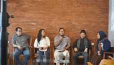 Direktur Eksekutif Walhi Sumbar, Tommy Adam, bersama sejumlah stakeholder terkait saat menyampaikan permasalahan PETI di Jakarta beberapa waktu lalu. Walhi Sumbar menyebut sekitar 10 ribu hektare lahan sudah rusak karena aktivitas PETI, oleh karena itu Walhi melaporkan Gubernur, Kapolda hingga sejumlah Kepala Daerah di Sumbar atas dugaan pembiaran. 