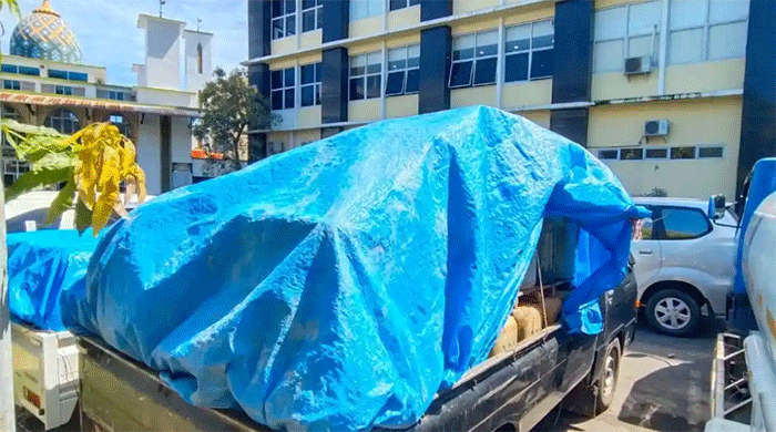 Satu unit mobil Mitsubishi L300 warna hitam tanpa nomor polisi yang diamankan Ditreskrimsus Polda Sumbar sebagai barang bukti dalam kasus dugaan penyalahgunaan pengangkutan dan niaga BBM subsidi jenis biosolar di Kabupaten Pesisir Selatan