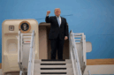 Presiden AS Donald Trump memberikan gestur saat bertolak dari Bandara Internasional Ibu Kota Beijing dengan menggunakan Air Force One di Beijing, China (15/5/2026). Foto: Evan Vucci/REUTERS