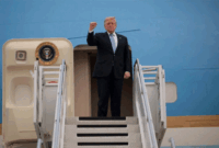 Presiden AS Donald Trump memberikan gestur saat bertolak dari Bandara Internasional Ibu Kota Beijing dengan menggunakan Air Force One di Beijing, China (15/5/2026). Foto: Evan Vucci/REUTERS
