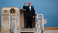 Presiden AS Donald Trump memberikan gestur saat bertolak dari Bandara Internasional Ibu Kota Beijing dengan menggunakan Air Force One di Beijing, China (15/5/2026). Foto: Evan Vucci/REUTERS